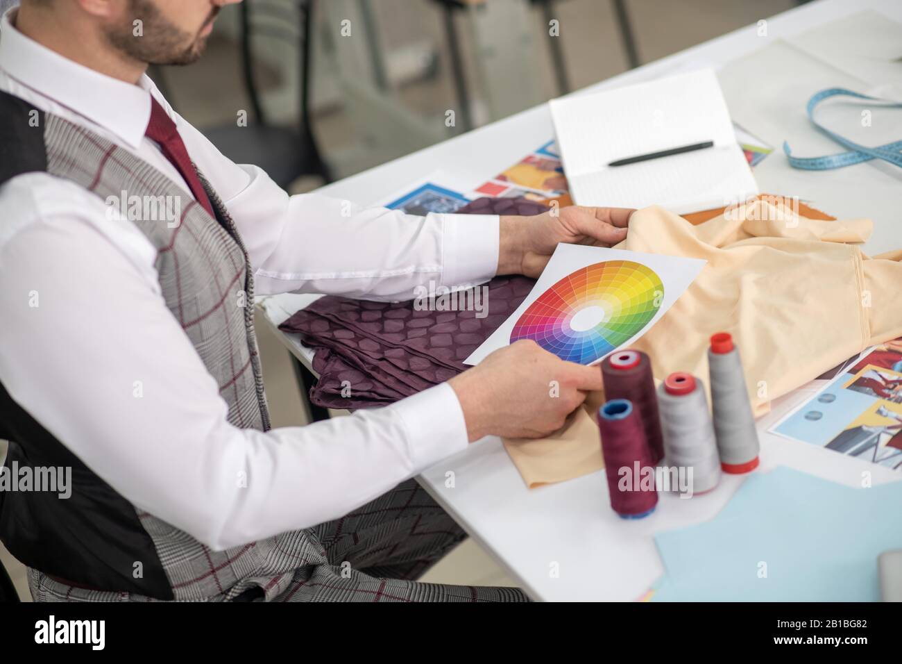 Hände von männlichen Schneidern halten Farbpalette Stockfoto