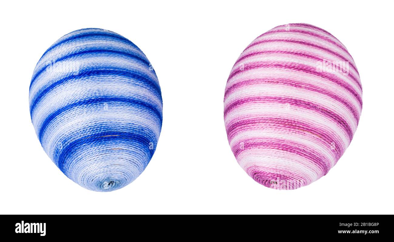 Verzierte Ostereier aus dem Urlaub streiften in weichem Blau oder Pink. Schöne Eierschalen handdekoriert mit verleimtem Nähgarn aus Baumwolle. Originelle Dekoration. Stockfoto