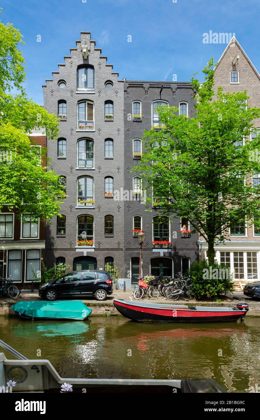 Amsterdam, Holland; 06.07.2014: Das historische Zentrum der Stadt wurde weitgehend im 17. Jahrhundert erbaut und ist heute einer der größten historischen Zentner Stockfoto