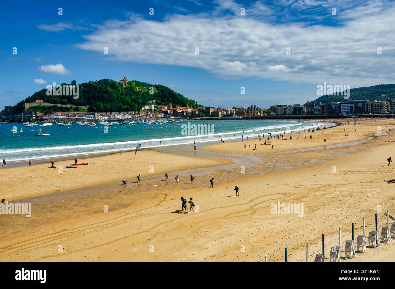 San Sebastian, Spanien; 10.07.2014: San Sebastian wird am Kantabrischen Meer und am Strand von La Concha und am Strand von Ondarreta gebadet, die sich abheben Stockfoto