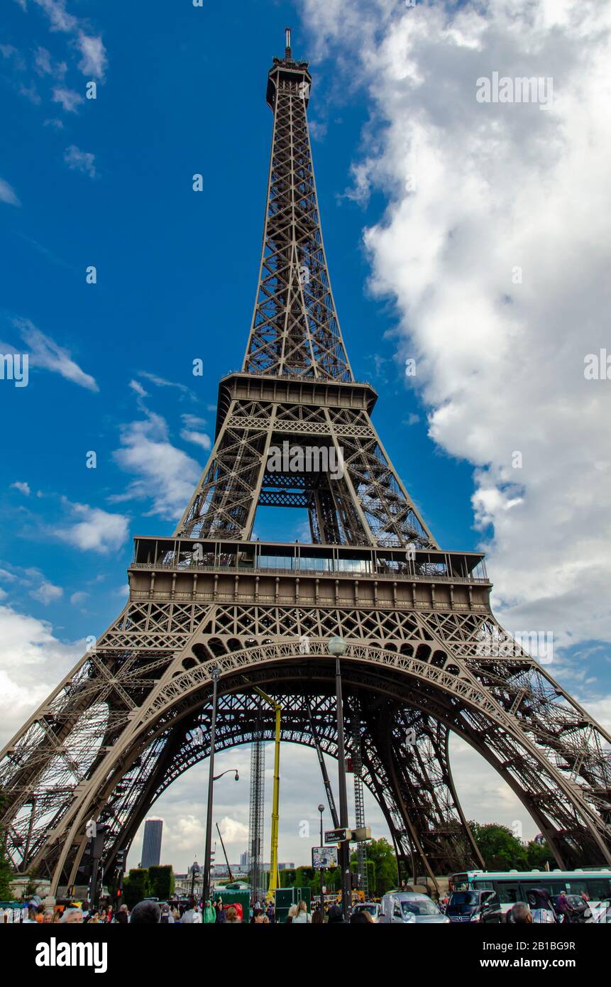 Paris, Frankreich, 07/08/2014: Blick auf den Eiffelturm. Paris ist mit mehr als 42 Millionen ausländischen Visito das beliebteste Touristenziel der Welt Stockfoto