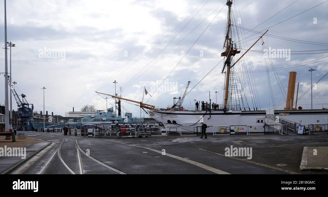 AJAXNETPHOTO. APRIL 2019. CHATHAM, ENGLAND. - HISTORISCHER HAFENPLATZ - DIE "HMS GANNET", EIN VERBUNDTEAK MIT BÜGEL UND EISEN GERAHMTER DAMPF- UND SEGELBETRIEBENER VIKTORIANISCHER SCHLAUFE, DER 1878 BEI SHEERNESS GEBAUT WURDE. NACH 90 JAHREN DIENST ALS GLOBALES PATROUILLENSCHIFF UND ALS AUSBILDUNGSSCHIFF TS. QUECKSILBER, DAS AUF DEM HAMBLE RIVER IN DER NÄHE VON SOUTHAMPTON BASIERT, WURDE WIEDERHERGESTELLT UND BEFINDET SICH JETZT IM TROCKENDOCK NR 4 AM HISTORISCHEN DOCKYARD VON CHATHAM. HINTER GANNET BEFINDET SICH DER WELTKRIEGSZERSTÖRER HMS CAVALIER. FOTO: JONATHAN EASTLAND/AJAXREF:GX8 190304 20162 Stockfoto