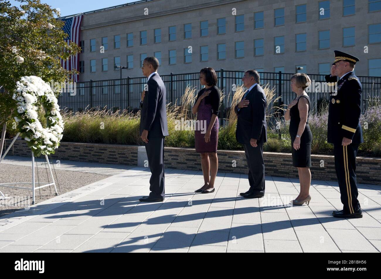 Von links, Präsident Barack Obama; First Lady Michelle Obama; Verteidigungsminister Leon E. Panetta; Deanie Dempsey; und US-Army Gen. Martin E. Dempsey, der Vorsitzende der Joint Chiefs of Staff, beobachten . Stockfoto