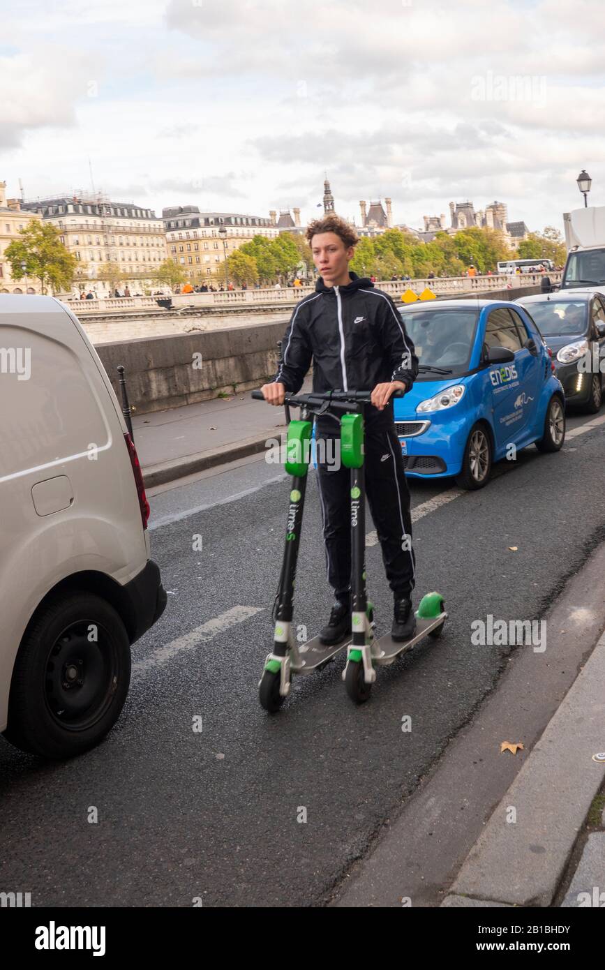 Reiten Roller in Paris Frankreich Verkehr Stockfoto