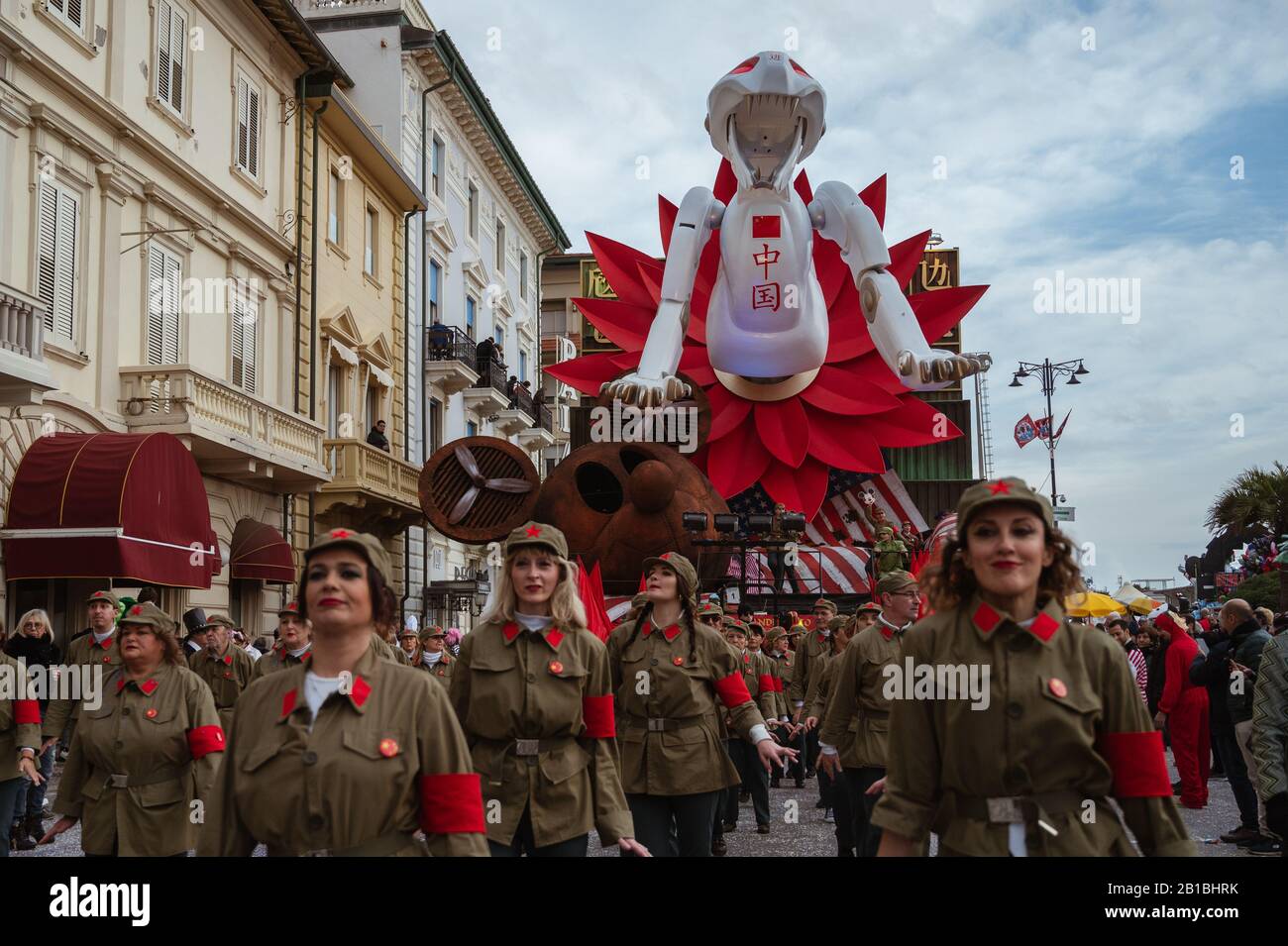 Parade des Karnevals Viareggio am Ufer der Stadt Ciareggio (Lucca), Italien am 23. Februar. 2020 stellen die großen Papier-Die-mâché-Schwimmer berühmte Politiker und Sportler dar. (Foto von Stefano Dalle Luche/Pacific Press/Sipa USA) Stockfoto