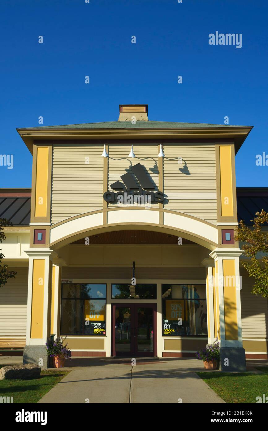 Adidas Sportartikel Outlet Store in North Conway, New Hampshire, USA. Stockfoto