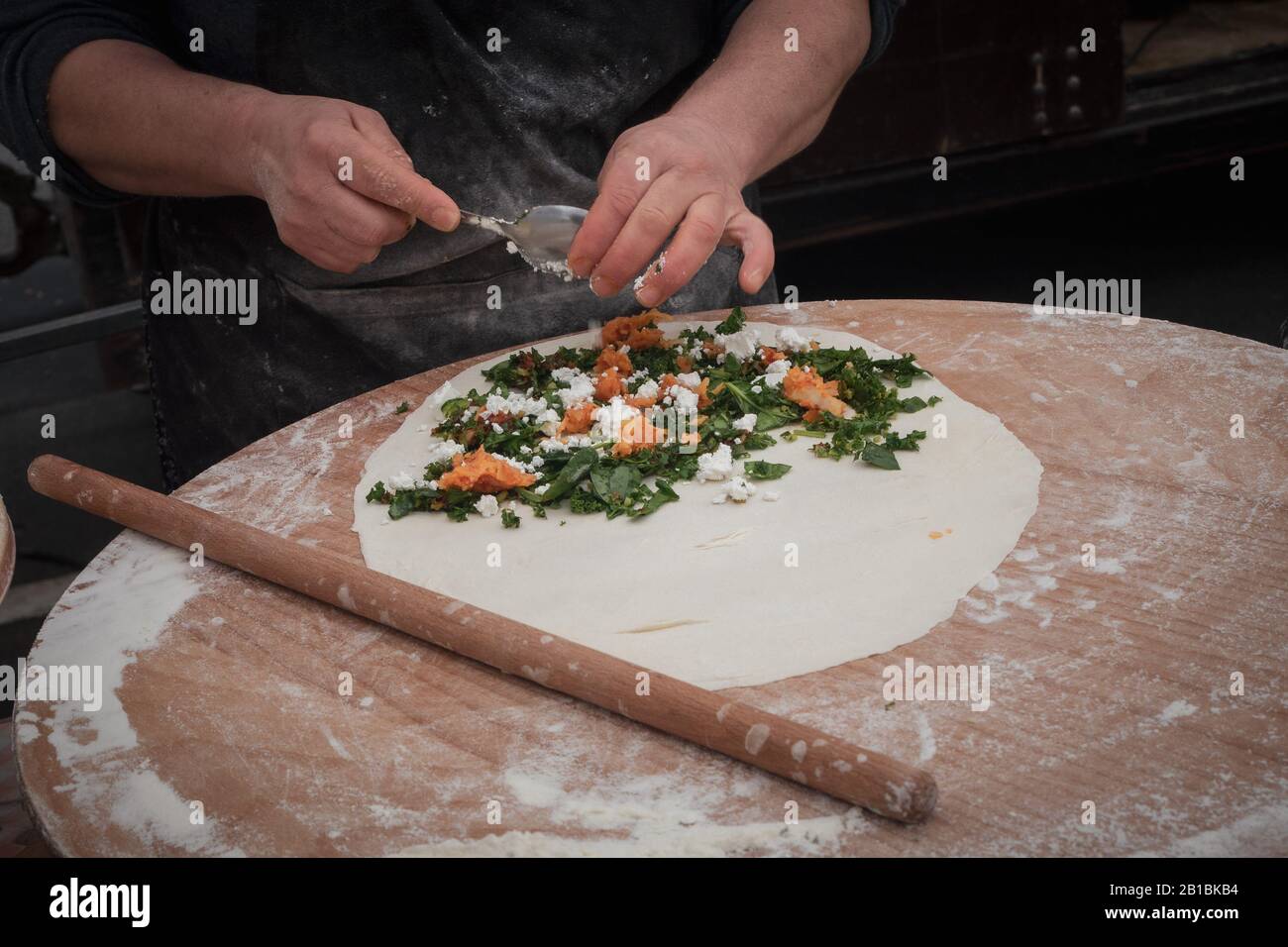 Türkische Pizza machen - fast Food und beliebte Straßennahrung in den mediterranen Ländern. Stockfoto