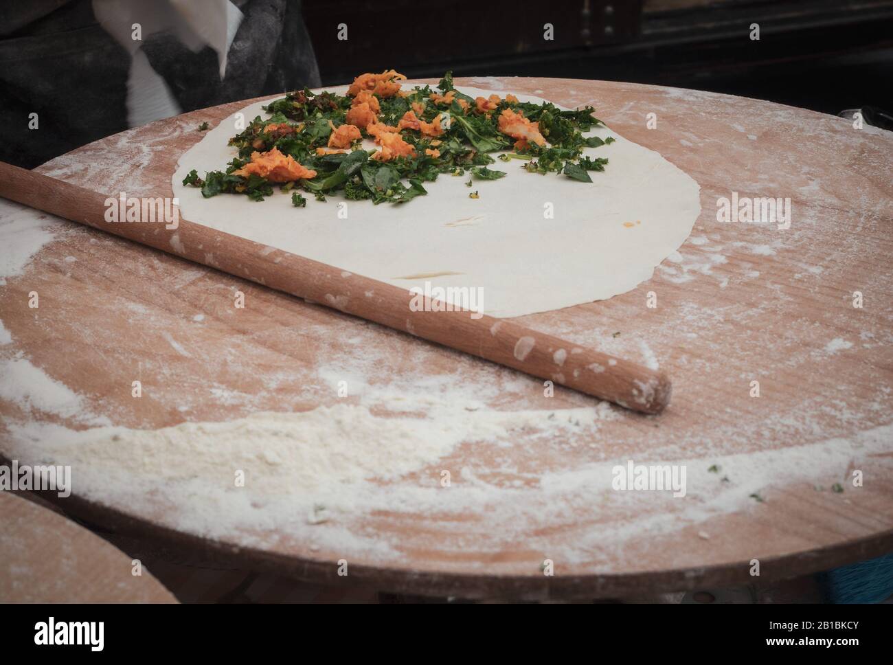 Türkische Pizza machen - fast Food und beliebte Straßennahrung in den mediterranen Ländern. Stockfoto