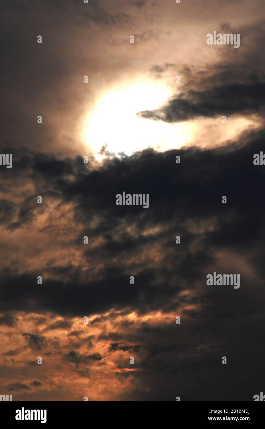 HEULENDER HIMMEL: Ein Wolkenbild Sonnenuntergang mit tiefen Kontrast Verbesserung und lebendige Farben digital angewendet macht einen gruseligen Himmel für die Halloween-Saison. Stockfoto