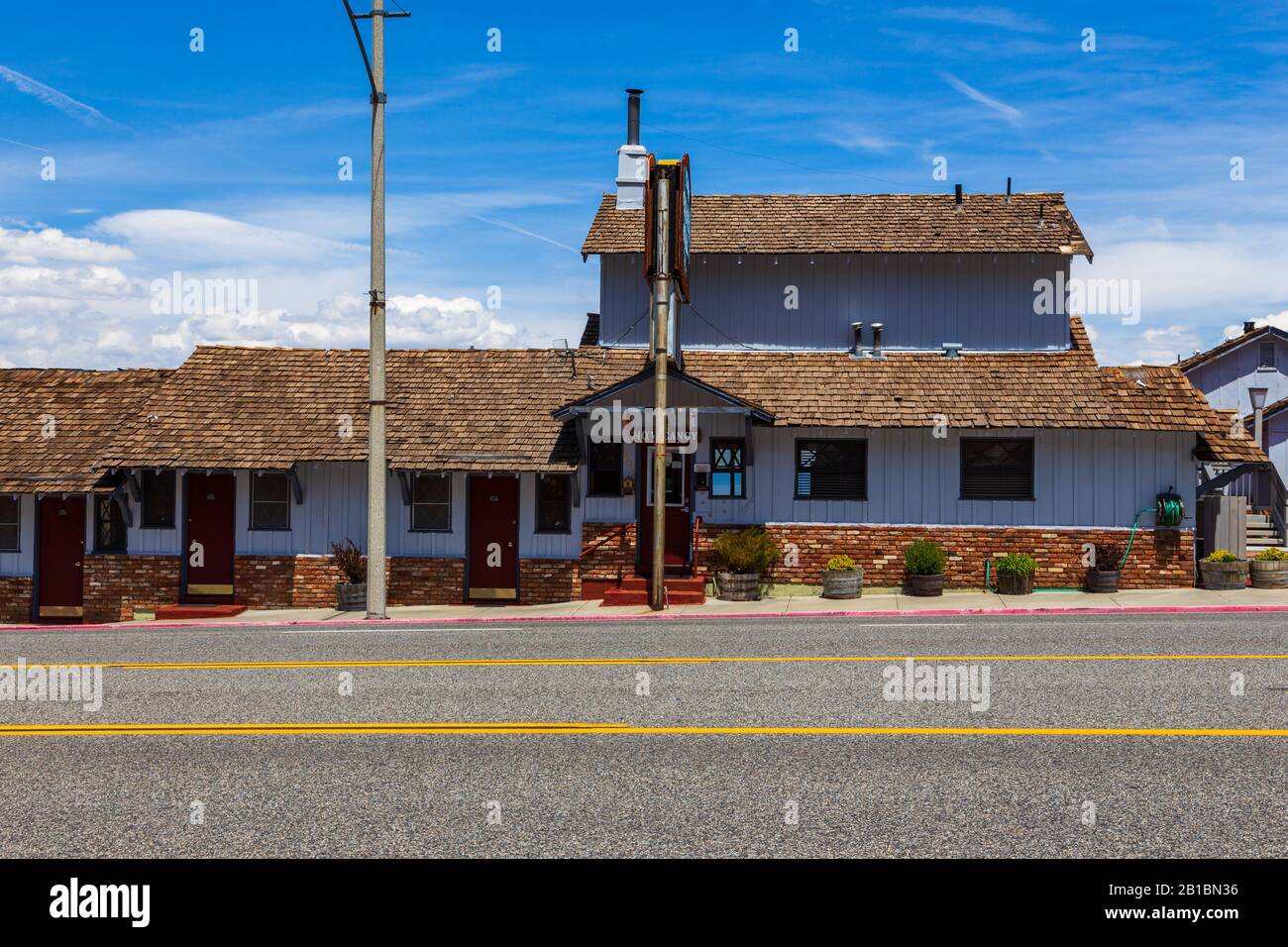 Lee Vining, Kalifornien, USA- 03. Juni 2015: Blick auf das Yosemite Gateway Motel im Zentrum der Stadt. Ein Gebäude aus blauen Brettern, die mit Fliesen bedeckt sind Stockfoto