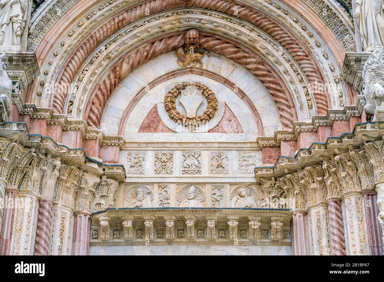 Detail aus der Hauptfassade des Duomo von Siena, Toskana, Italien. Stockfoto