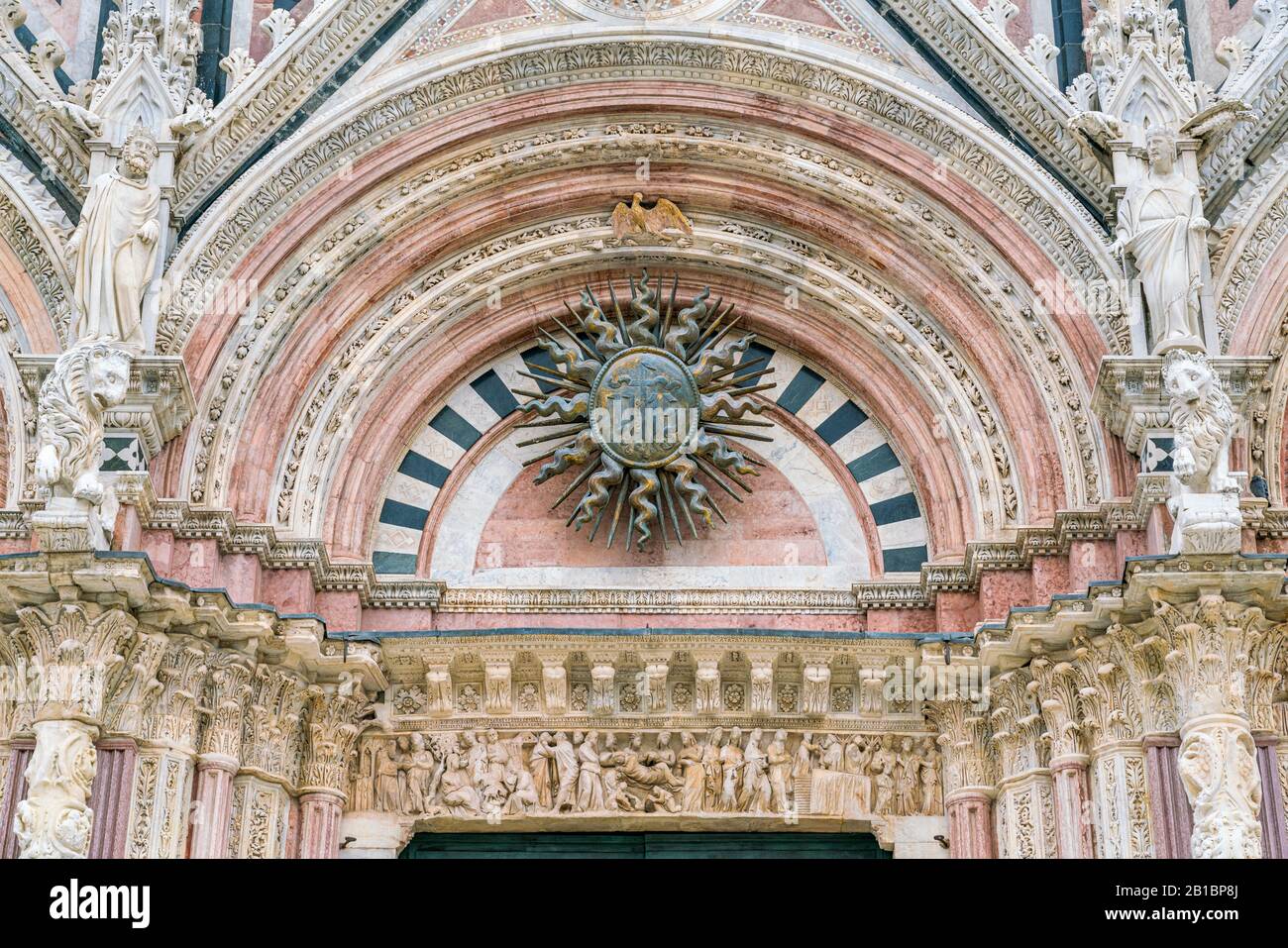 Detail aus der Hauptfassade des Duomo von Siena, Toskana, Italien. Stockfoto