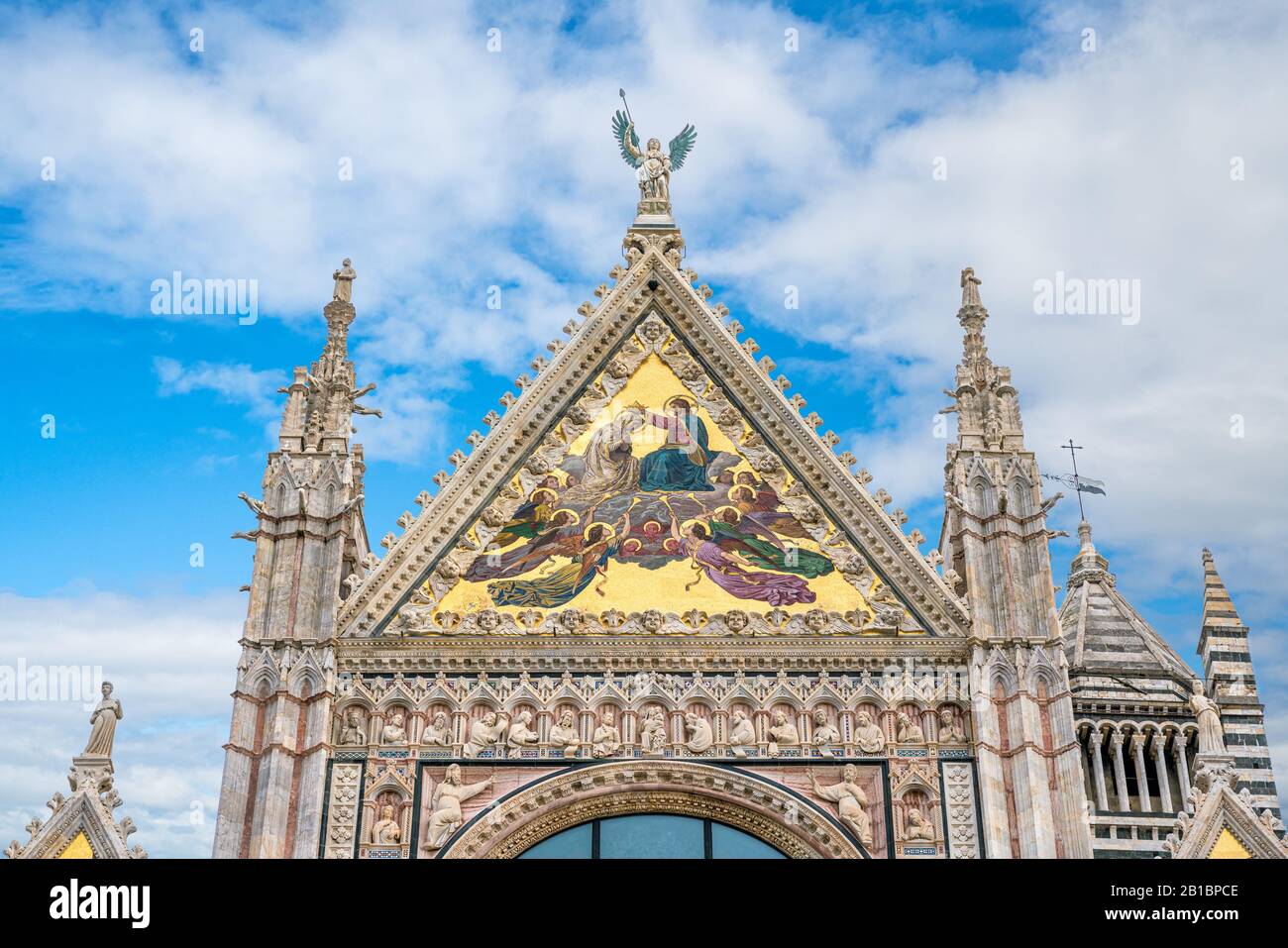 Goldenes Mosaik mit "Incoronazione della Vergine" aus der Fassade des Duomo von Siena, Toskana, Italien. Stockfoto