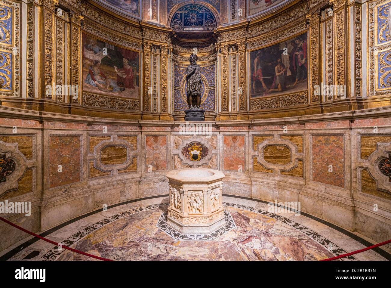 Kapelle des heiligen Johannes Täufers mit Statue aus Donatello, im Dom von Siena, Toskana, Italien. Stockfoto