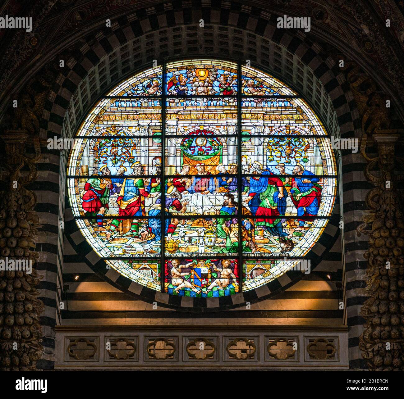 Glasfenster mit "Das Letzte Abendmahl" von Pastorino dei Pastorini. Dom von Siena, Toskana, Italien. Stockfoto