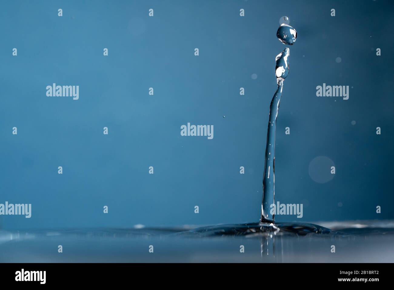 Frisches klares Wasser auf blauem Hintergrund Stockfoto