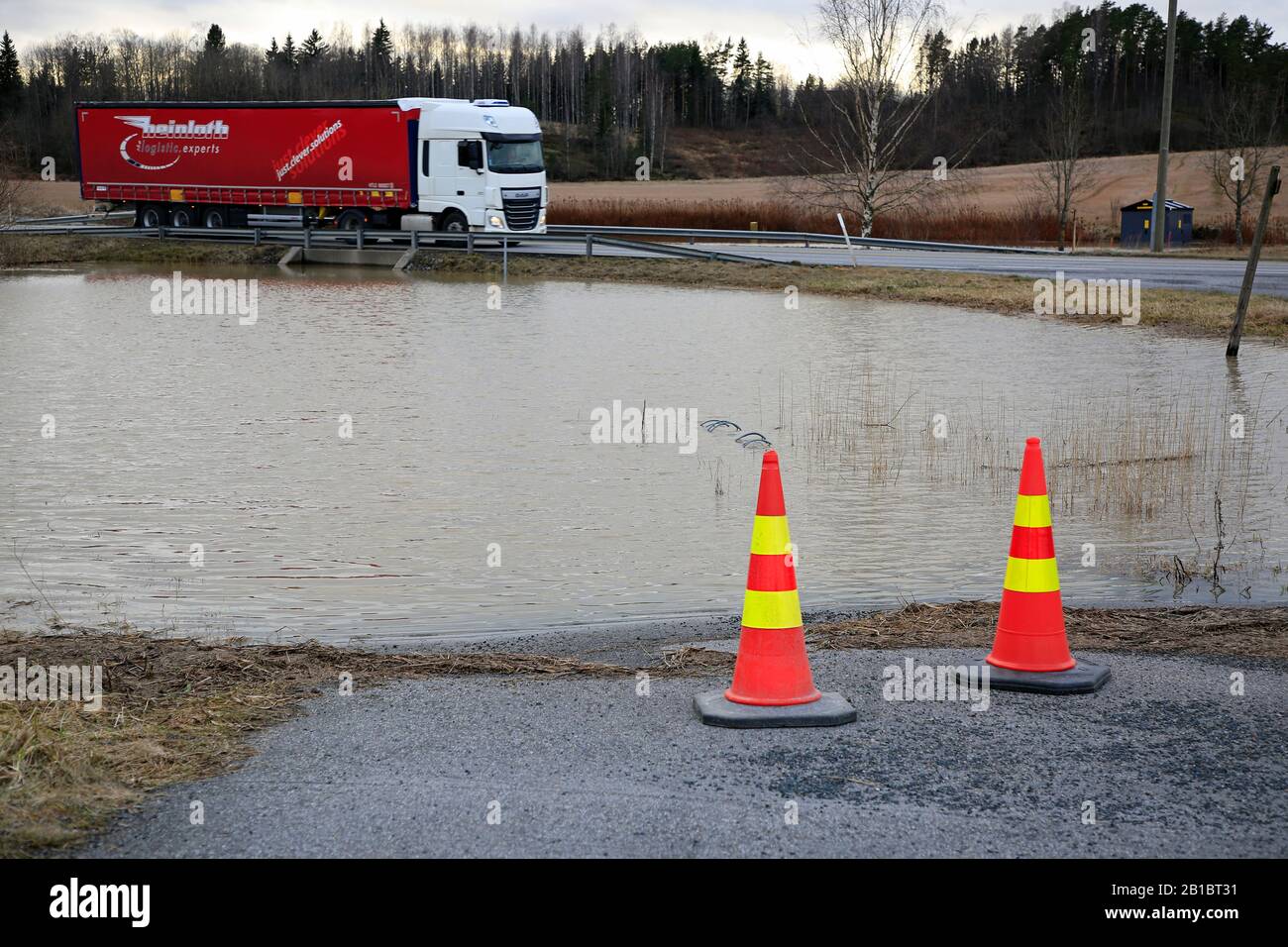 Perniönjoki überschwemmt in die Unterführung der Autobahn 52 und erreicht damit fast die Straße. Perniön asema, Salo, Finnland, 23. Februar 2020. Stockfoto