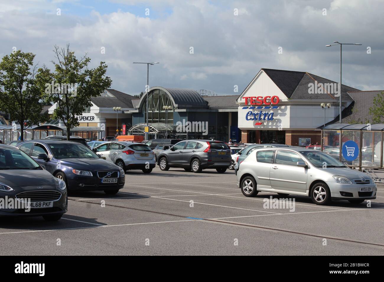 Wilmslow, ENGLAND, 20. AUGUST 2019: Blick auf den Handforth Dean Retail Park und den Parkplatz in der Nähe von Wilmslow in Cheshire. Über 40 Hektar, Stockfoto