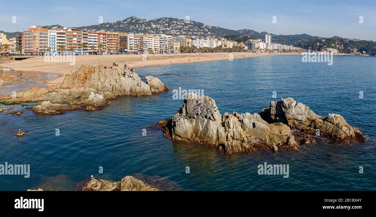 Lloret DE MAR, SPANIEN - FEBRUAR 02.2020: Lloret de Mar ist eines der führenden Reiseziele in Südeuropa, das an der 70 km entfernten Costa Brava liegt Stockfoto