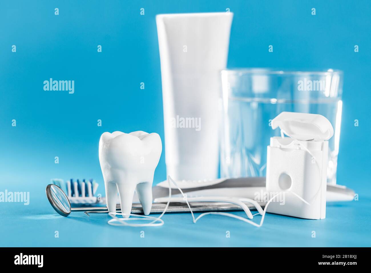 Weiß gesunder Zahn, unterschiedliche Tools für die Zahnpflege. Zahnmedizinischer Hintergrund. Stockfoto