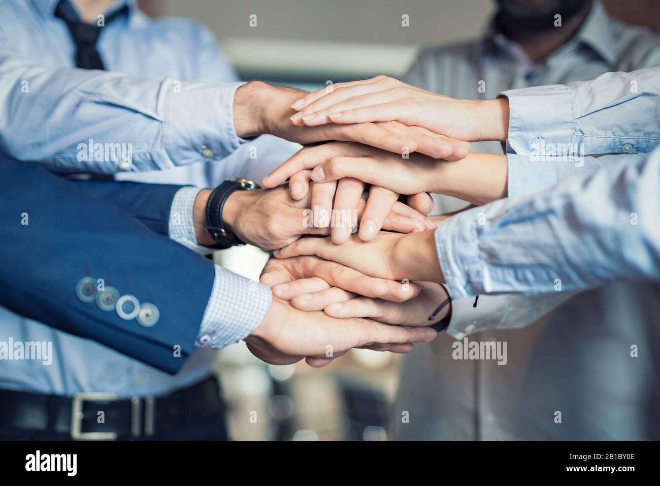 Nahaufnahme, Ansicht von oben Young Business Menschen die Hände zusammen. Stapel von Händen. Einheit und Teamarbeit Konzept. Stockfoto