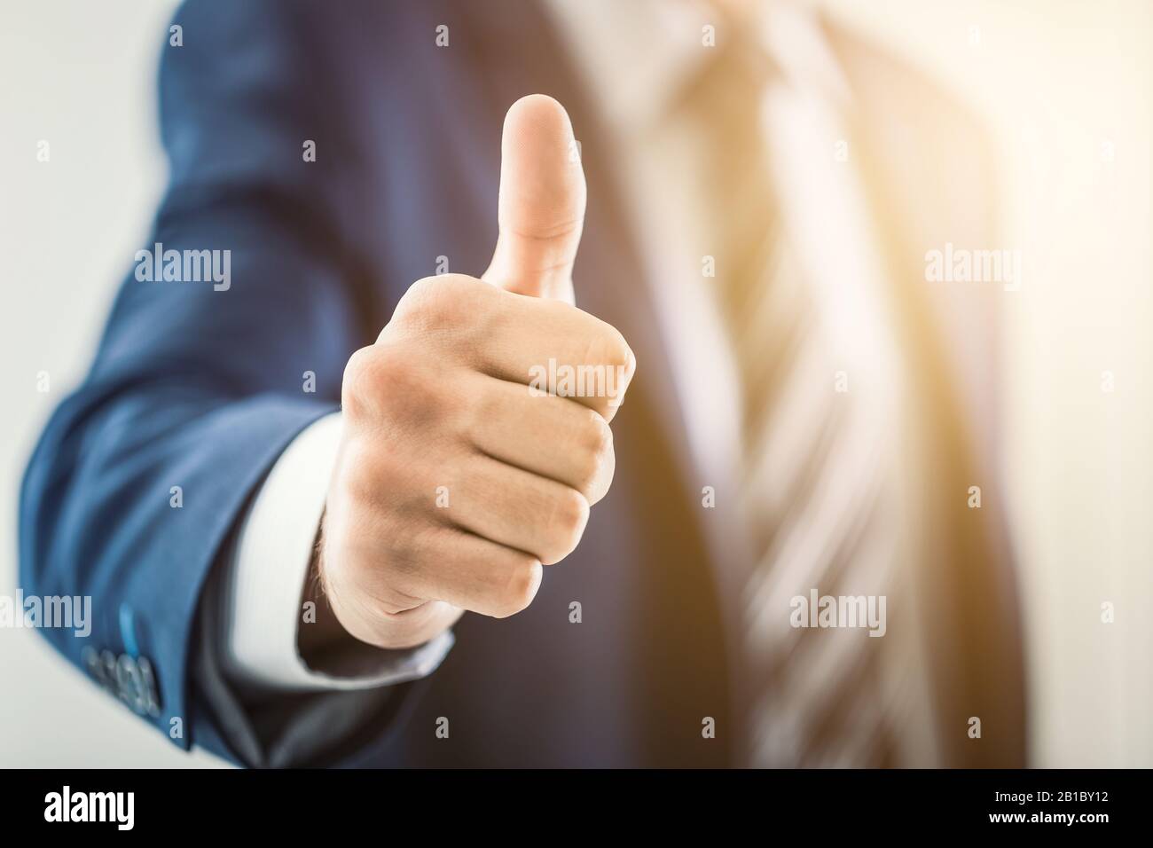 Der Business man zeigt die "Daumen hoch"-Geste. Stockfoto