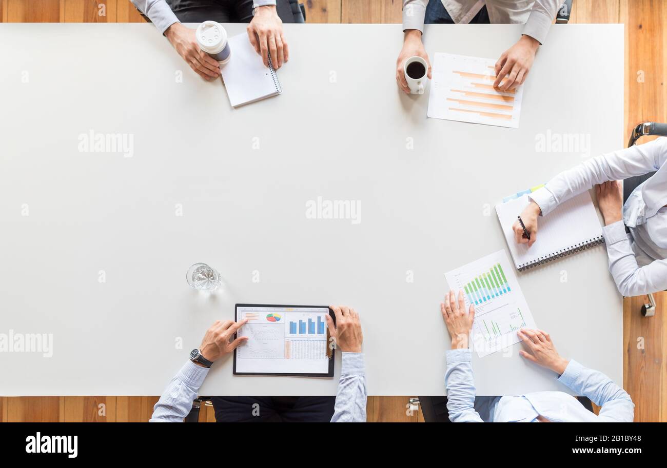 Business-Team analysiert Finanzdokumente oder arbeitet an Startprojekt. Teamarbeit und Meeting-Konzept. Stockfoto