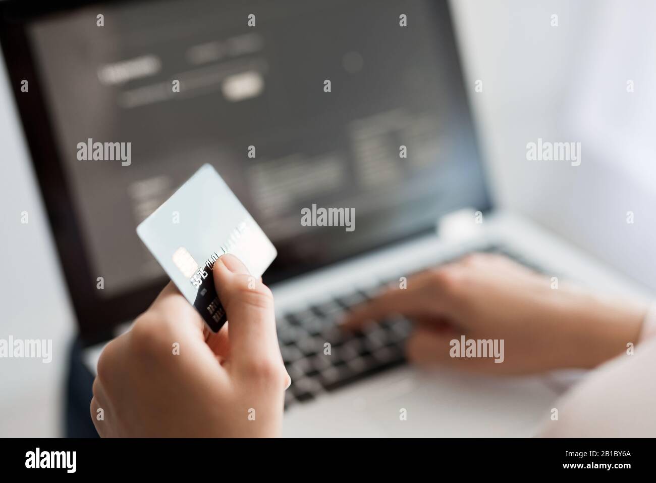 Hände mit Kreditkarte und Laptop. Online-Zahlungs- und Einkaufskonzepte. Stockfoto