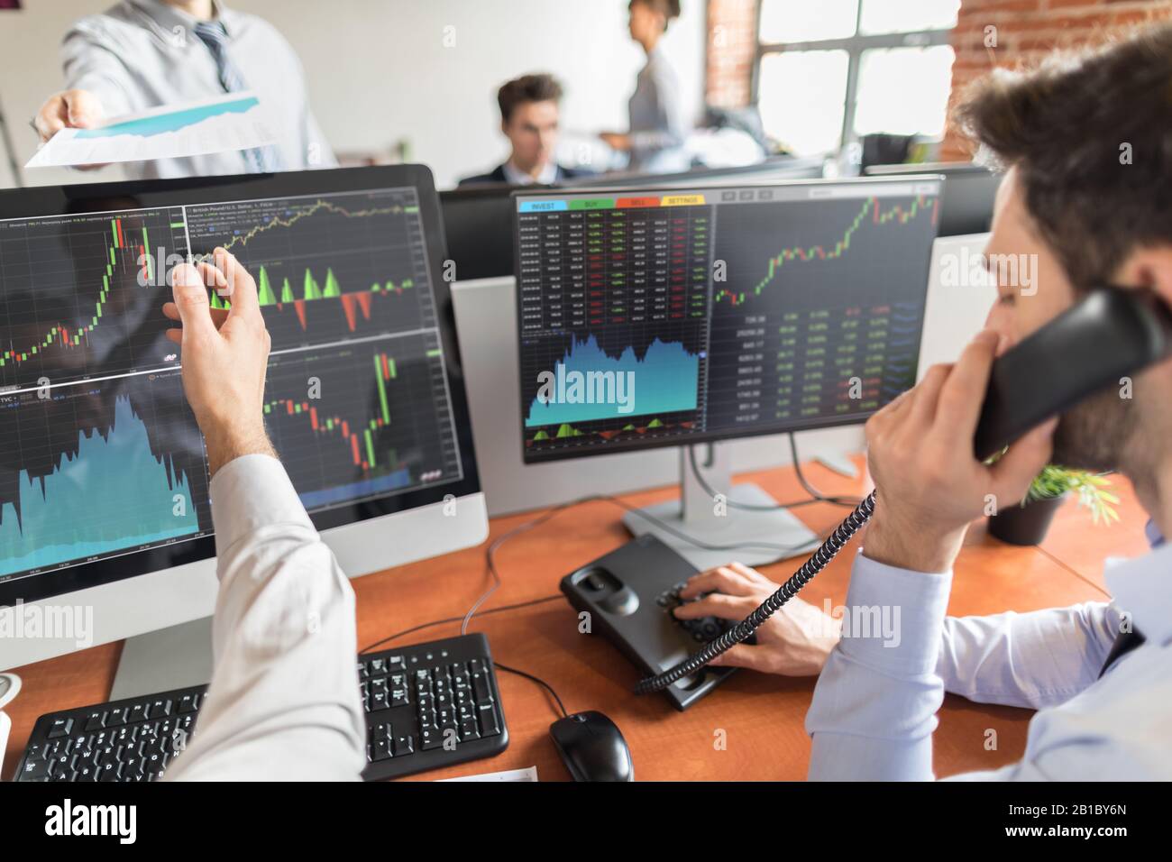 Der Investment-Trading des Business Teams macht diesen Deal an einer Börse. Mitarbeiter, die im Büro arbeiten. Stockfoto