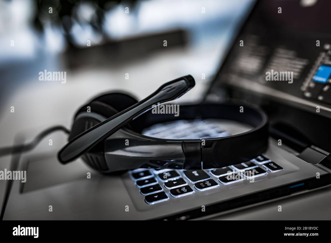 Kommunikation unterstützen, Center und Customer Service Help Desk anrufen. VOIP-Headset auf Laptop Tastatur. Stockfoto