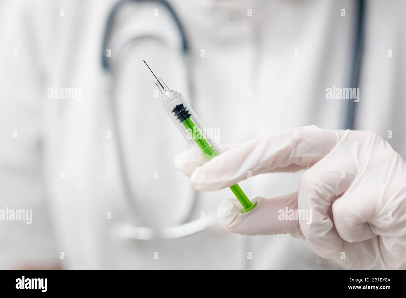 Spritze, medizinische Injektion in der Hand. Impfausrüstung mit Nadel. Stockfoto