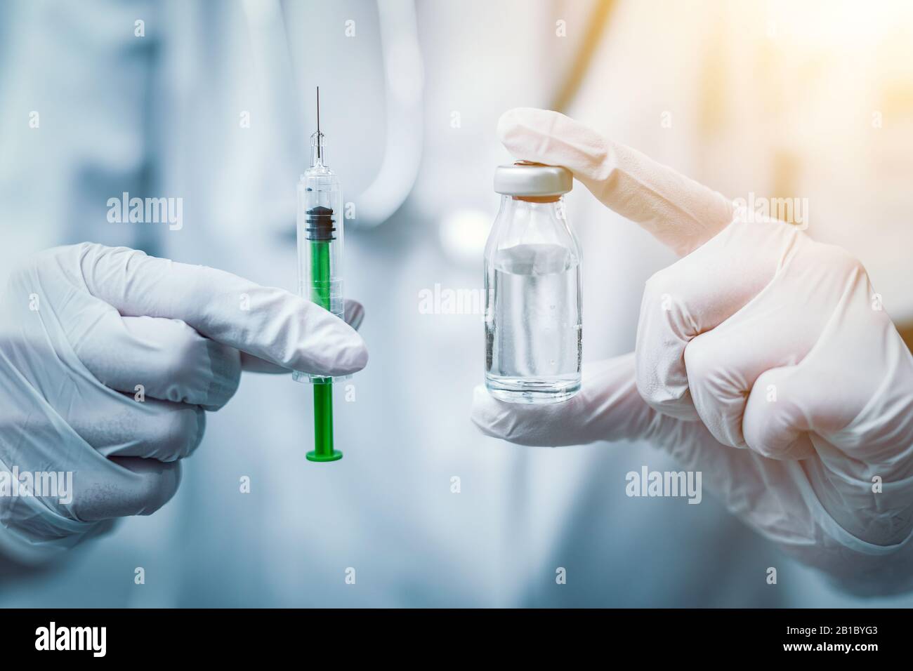 Spritze, medizinische Injektion in der Hand. Impfausrüstung mit Nadel. Stockfoto