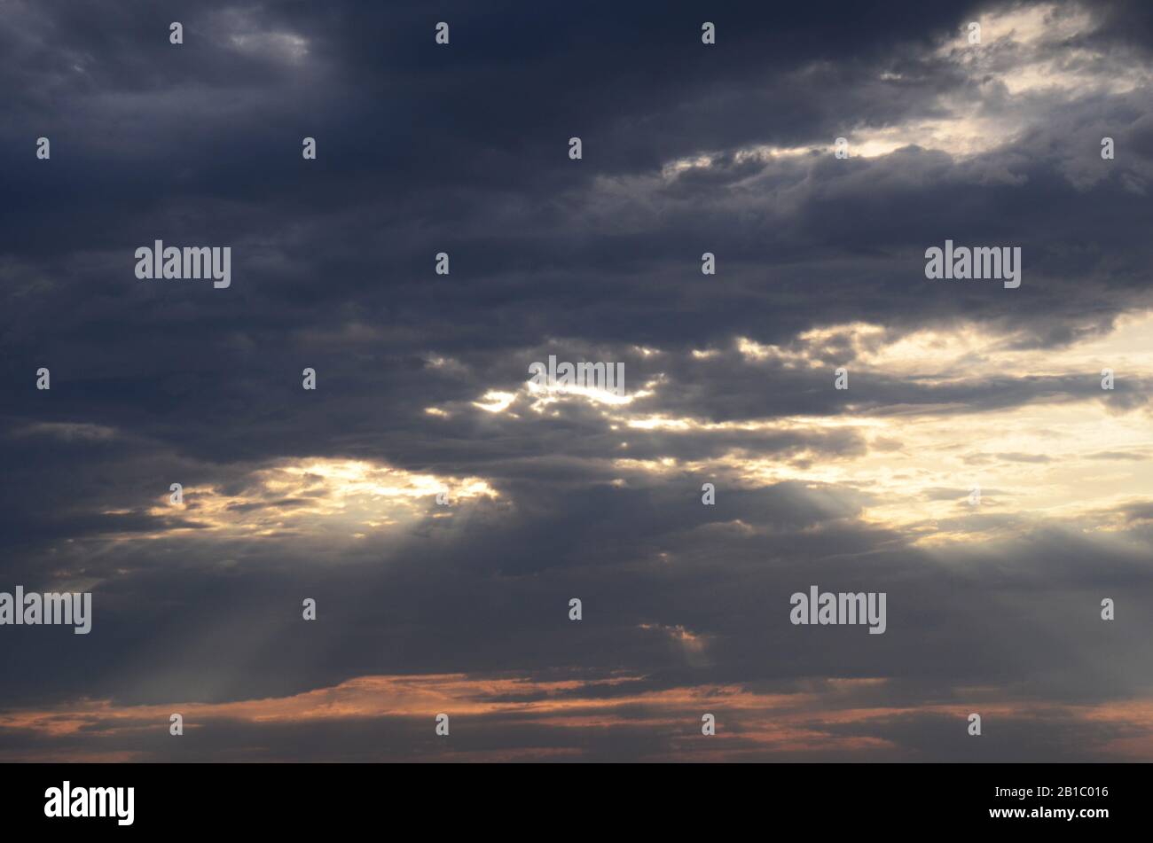 Atlantische LICHTER: Sonnenaufgang im Juni über der Absecon Bucht in der atlantischen Stadt, New Jersey. Stockfoto
