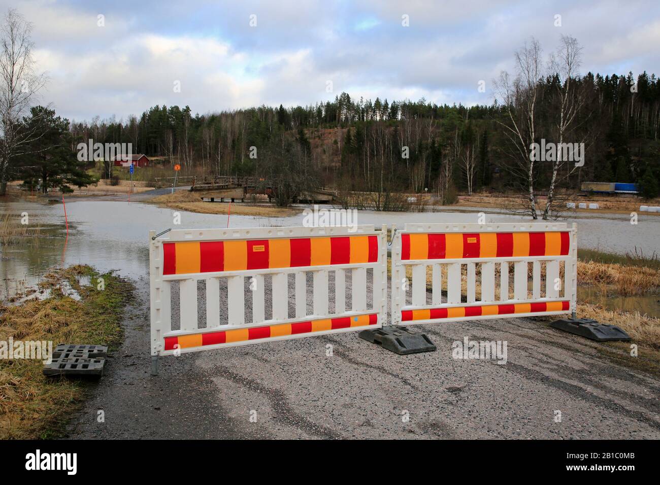 Nebenstraße der Autobahn 52 wegen Hochwasser des Perniönjoki-Flusses im Februar 2020 gesperrt. Perniö, Salo, Finnland, 23. Februar 2020. Stockfoto