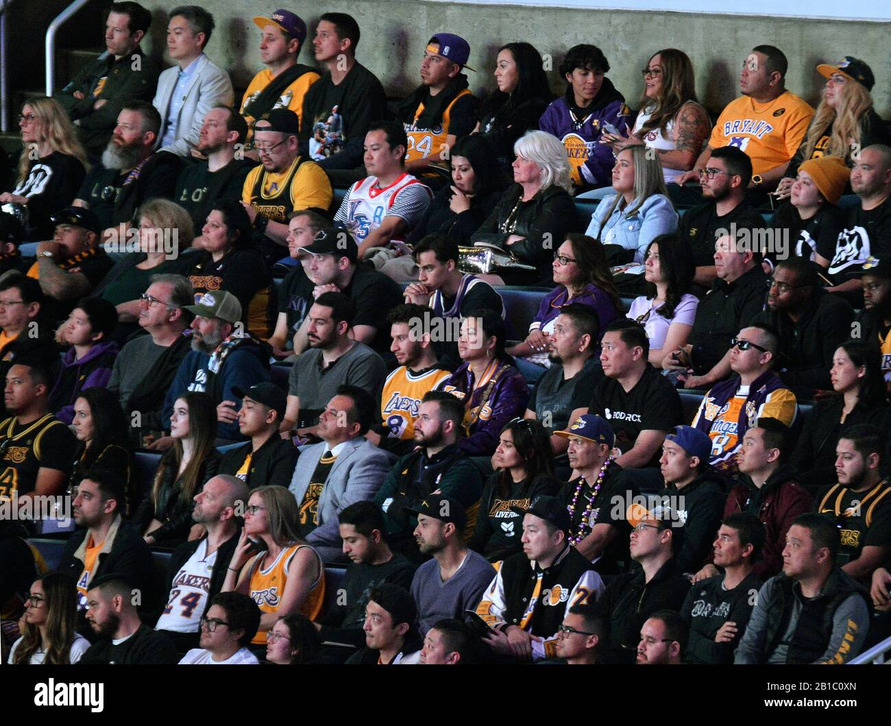 Los Angeles, Vereinigte Staaten. Februar 2020. Fans hören auf der Bühne die Sprecher an, während sie am Montag, 24. Februar 2020, an der Feier des Lebens für Kobe und Gianna Bryant Gedenkfeier im Staples Center in Los Angeles teilnehmen. Kobe Bryant und Gianna Bryant wurden zusammen mit sieben weiteren Menschen bei einem Hubschrauberabsturz in Calabasas am 26. Januar getötet. Foto von Jim Ruymen/UPI Credit: UPI/Alamy Live News Stockfoto