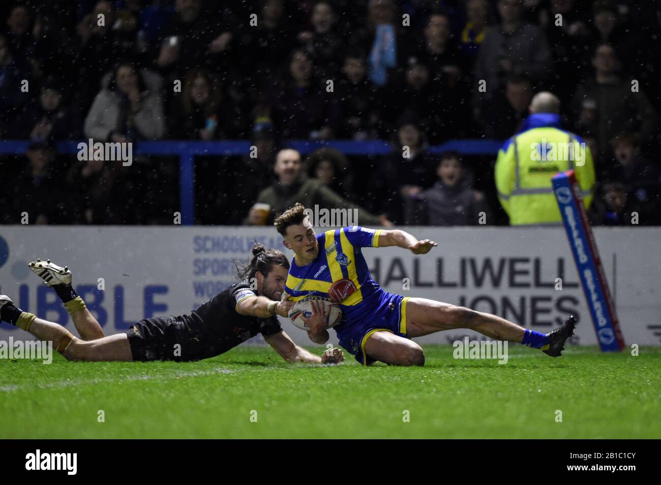 21. Februar 2020, Halliwell Jones Stadium, Warrington, England; Betfred Super League, Warrington Wolves V Toronto Wolfpack: Matty Ashton (26) von Warrington Wolves erzielt einen Versuch, es 20-6 zu machen Stockfoto