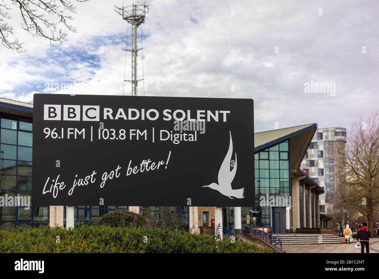 Schild für BBC Radio Solent FM/Digital Radio Station außerhalb des BBC South Studio in der Havelock Road in Southampton, England, Großbritannien Stockfoto