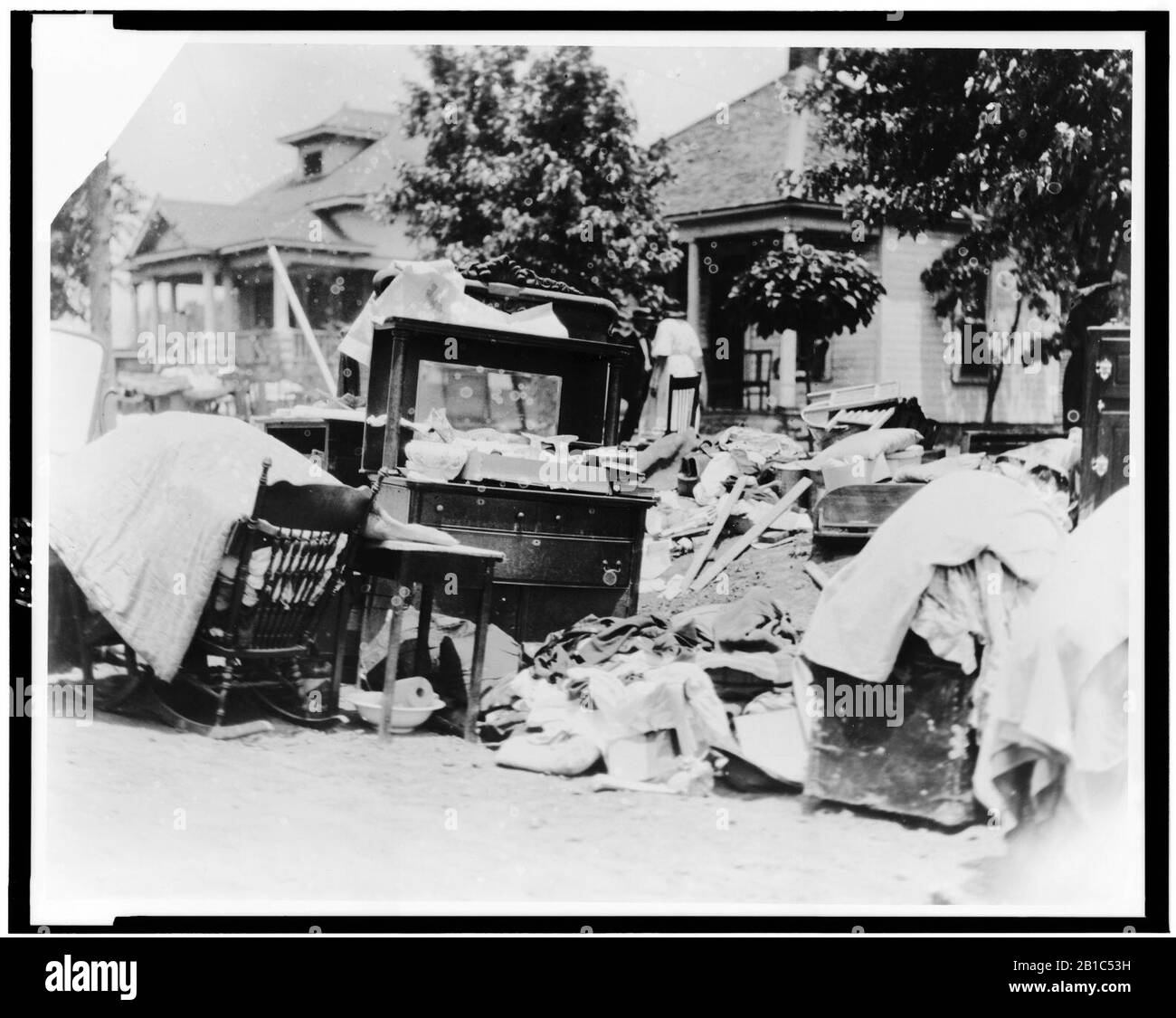 Möbel in der Straße während des Aufruhrs, wahrscheinlich wegen Räumung, Tulsa, Oklahoma, 1921) Stockfoto