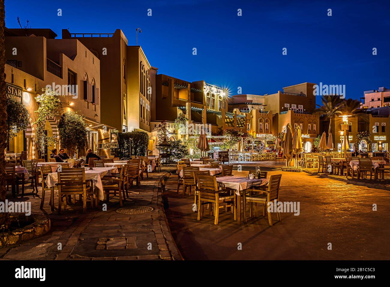 Nachtszene mit beleuchteten Restaurants und Straßen, el Gouna, Ägypten, 17. Januar 2020 Stockfoto