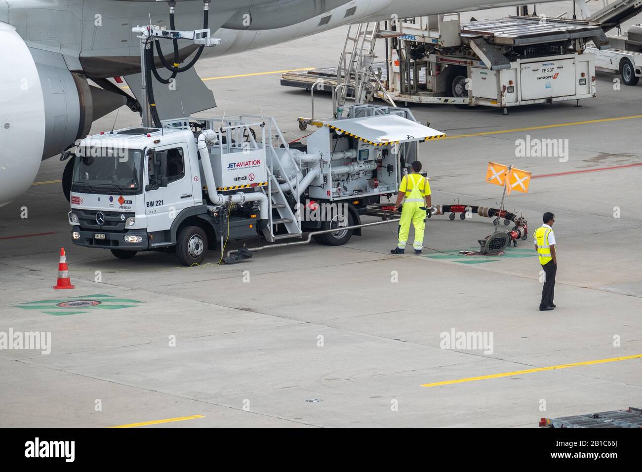Flughafenmitarbeiter betanken Passagierflugzeuge Stockfoto