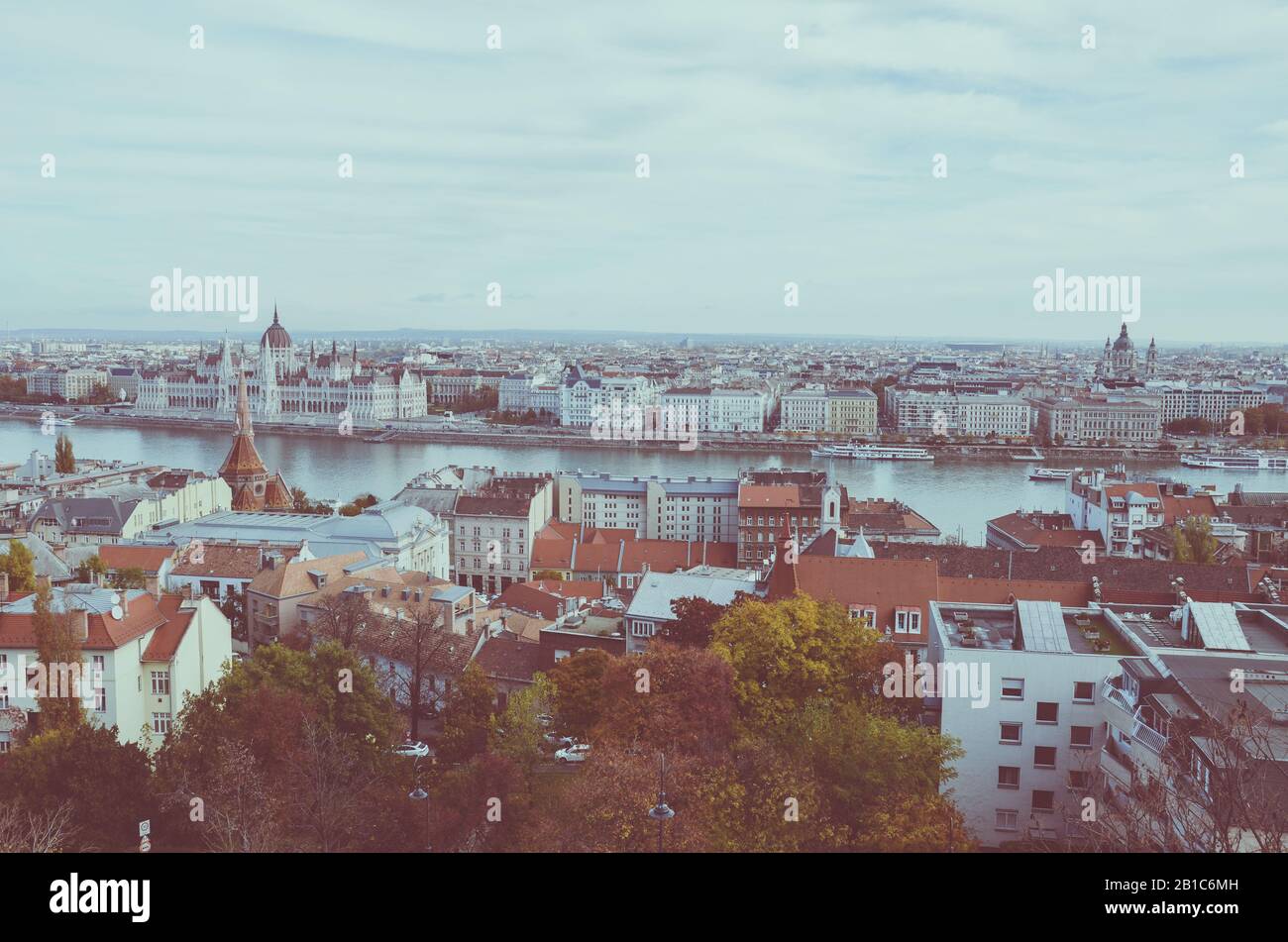Stadtbild von Budapest, Ungarn. Ungarischer Parlamentsbau, Orszaghaz, im Hintergrund auf der anderen Seite der Donau. Horizontales Foto mit Vintage-Filter. Stockfoto