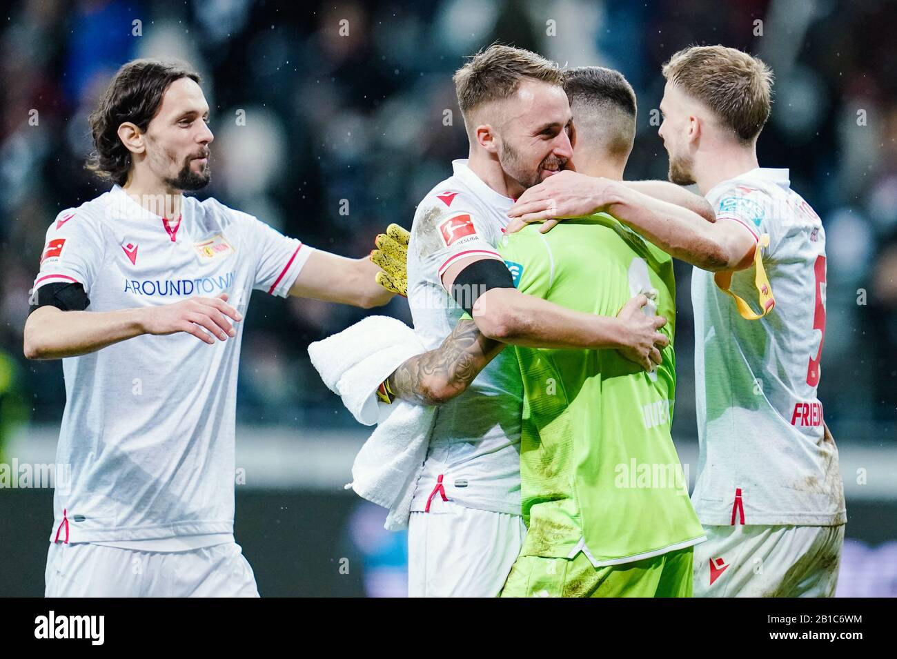 24. Februar 2020, Hessen, Frankfurt am Main: Fußball: Bundesliga, 23. Spieltag, Eintracht Frankfurt - 1. FC Union Berlin, in der Commerzbank-Arena. Die Berliner Neven Subotic (l-r), Berlins Florian Danbel, Berlins Torhüter Rafal Gikiewicz und Berlins Marvin Friedrich freuen sich über den Sieg. Foto: Uwe Anspach / dpa - WICHTIGER HINWEIS: Gemäß den Vorschriften der DFL Deutsche Fußball Liga und des DFB Deutscher Fußball-Bund ist es verboten, im Stadion und/oder aus dem fotografierten Spiel in Form von Sequenzbildern und/oder videoartigen Foto seri auszunutzen oder auszunutzen Stockfoto