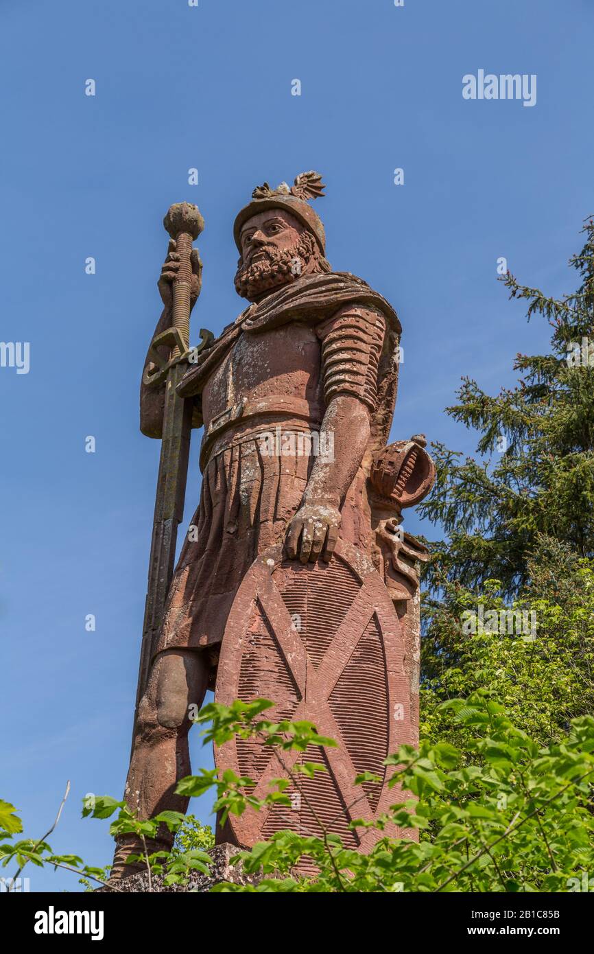William Wallace-Statue aus rotem Sandstein im Bemersyde House, in der Nähe von Melrose, mit Blick auf den Fluss Tweed in den schottischen Grenzen Stockfoto William Wallace-Statue aus rotem Sandstein im Bemersyde House, in der Nähe von Melrose, mit Blick auf den Fluss Tweed in den schottischen Grenzen Stockfoto