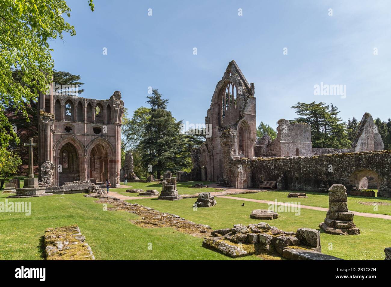 Dryburgh Abbey, in der Nähe von Dryburgh am Ufer des Flusses Tweed in den schottischen Grenzen und der letzten Ruhestätte von Sir Walter Scott Stockfoto