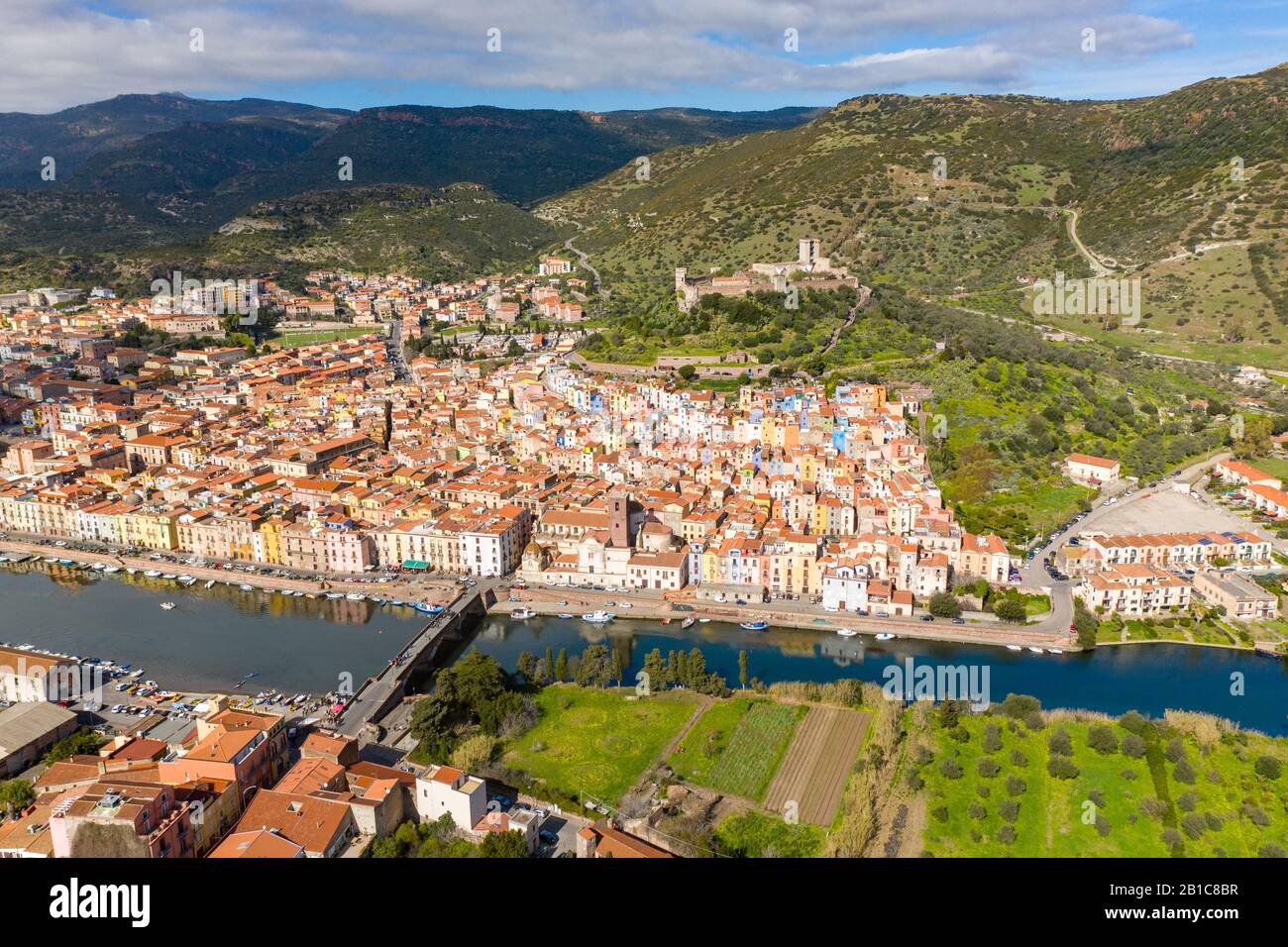 Luftbild der stadt bosa mit seinen farbigen Häusern und dem Schloss im Hintergrund Stockfoto