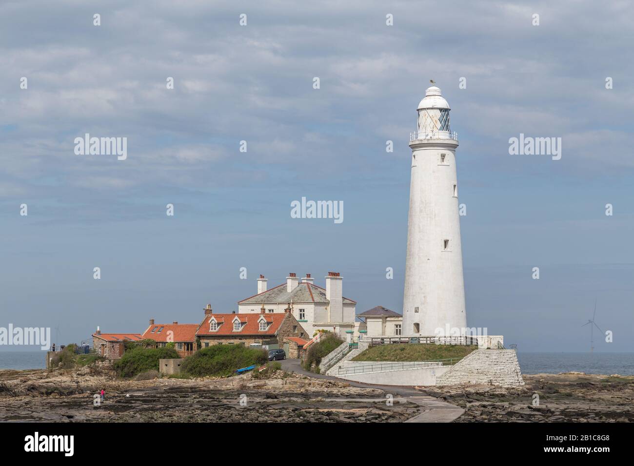 ST Mary's Lighthouse, in der Nähe der Whitley Bay in Nord-Ost-England. Die Insel ist mit dem Festland durch eine bei Flut unter Wasser liegende Kausalstraße verbunden Stockfoto