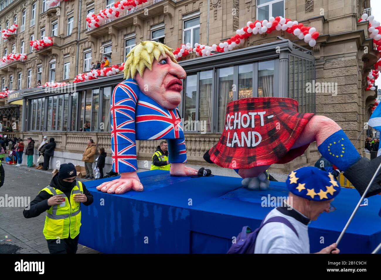 Shrove Montagszug in DŸsseldorf, Straßenkarneval, Motiv schwebt im Karneval, von cartwright Jacques Tilly, satirischer Floß Brexit, Schottland verlässt Stockfoto