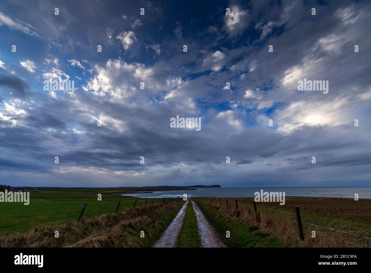 Dramatische Wolken über Dunnet Head, von einem Bauernweg in der Nähe Der Long Goe Farm, East Mey, Caithness, Schottland, Großbritannien Stockfoto