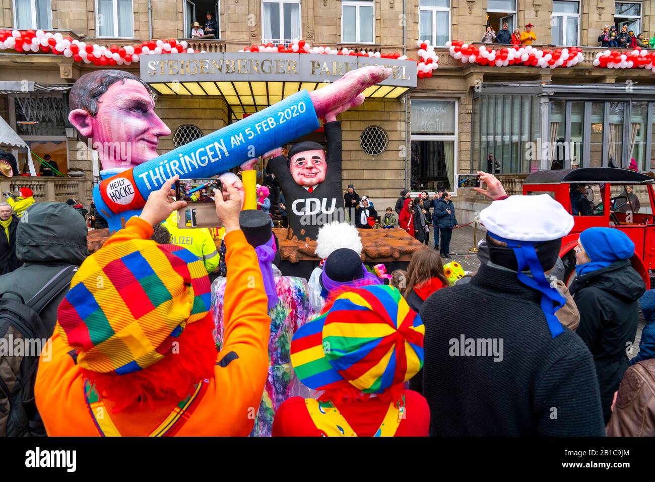 Shrove Montagsprozession in DŸsseldorf, Straßenkarneval, Motivwagen im Karneval, von cartwright Jacques Tilly, AFD-Chef Hšcke hält seinen rechten Arm, s Stockfoto