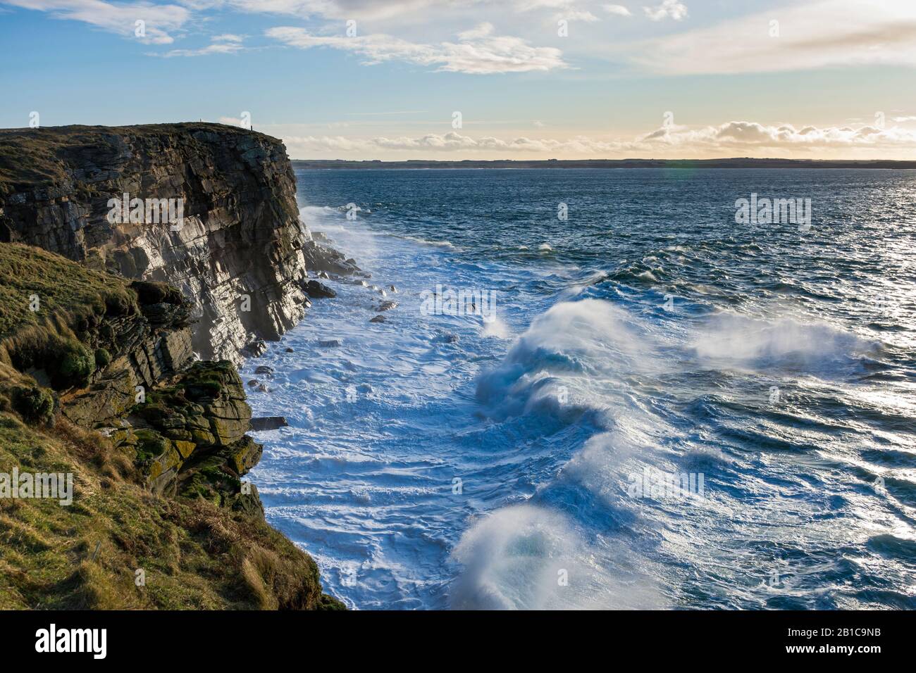 Große Wellen unter Klippen auf der westlichen Seite von Dunnet Head, Caithness, Schottland, Großbritannien Stockfoto